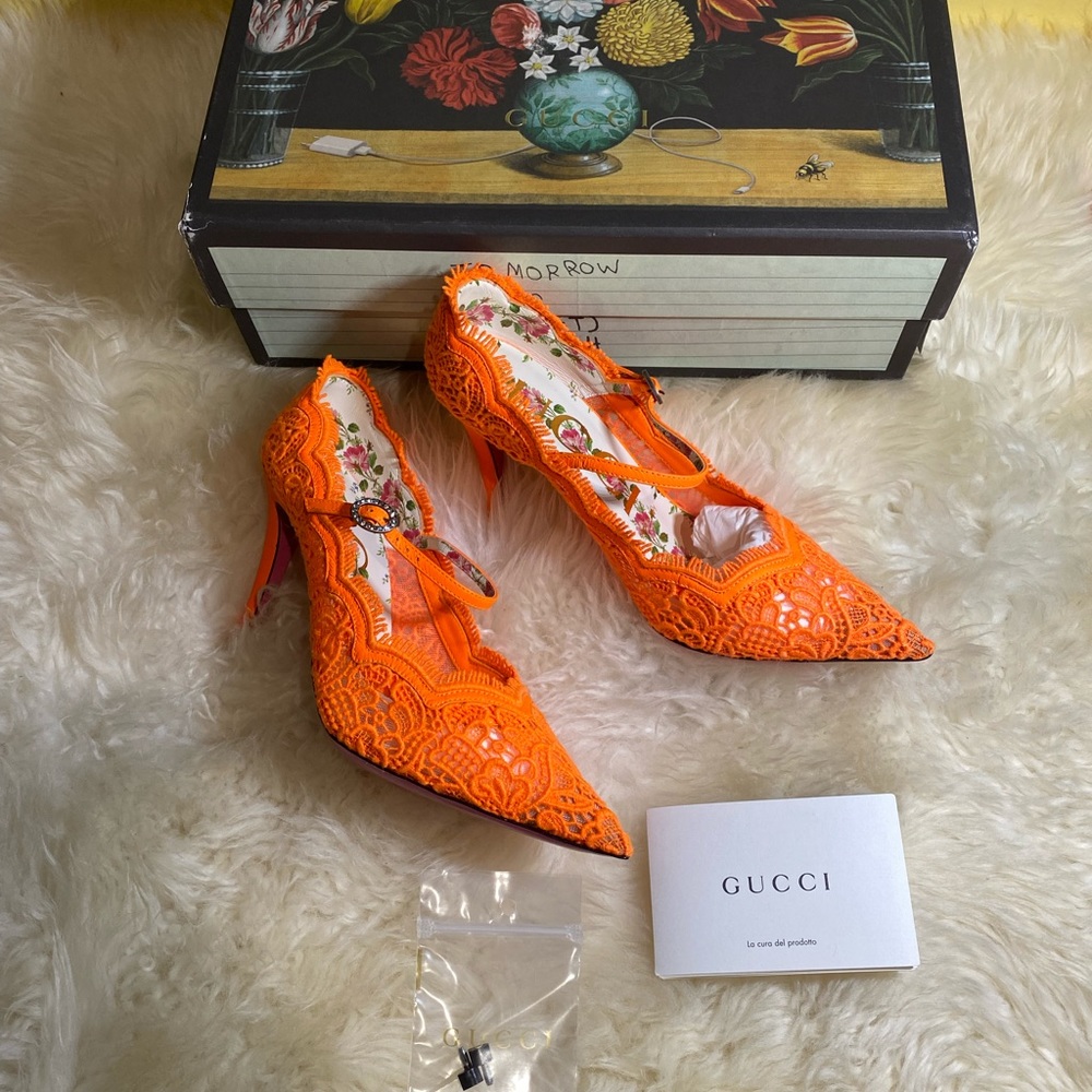 New authentic Gucci lace pumps